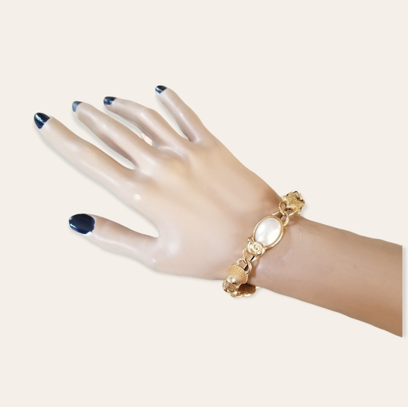 Vintage Gold Tone Hammered Faux Pearl Stafish Seashell Nautical Bracelet - Picture 13 of 14